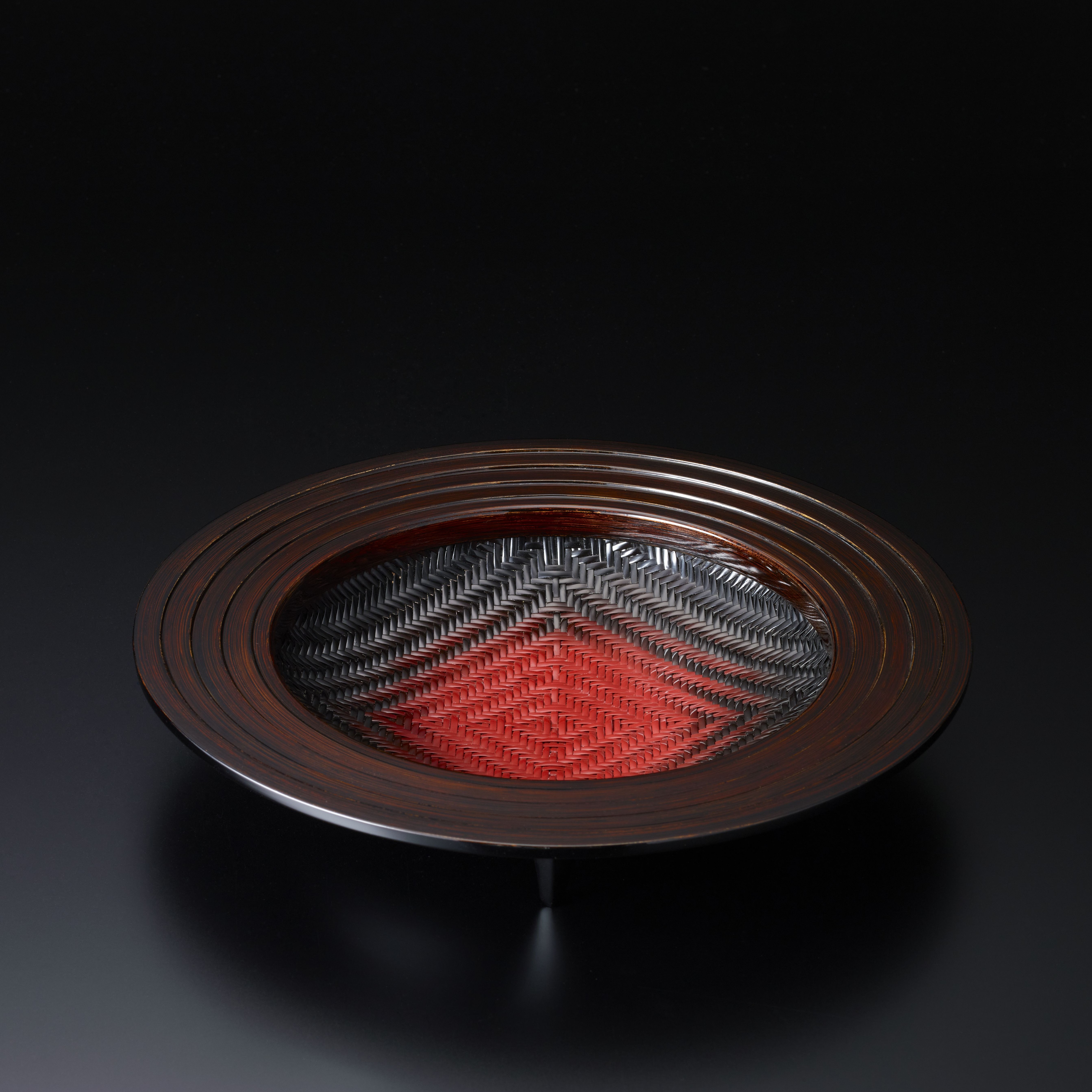 曲輪造籃胎金糸塗盛器